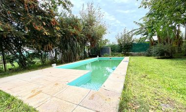 Venta- Casa 2 dormitorios con cochera y pileta en Funes