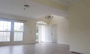 Casa en alquiler en barrio Barrancas del Lago, Nordelta