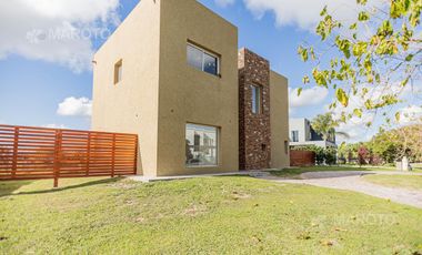CASA EN VENTA- ALQUILER - LAGUNA- EN EL CANTON - MAROTO PROPIEDADES