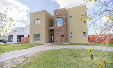 CASA EN VENTA- ALQUILER - LAGUNA- EN EL CANTON - MAROTO PROPIEDADES