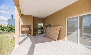 CASA EN VENTA- ALQUILER - LAGUNA- EN EL CANTON - MAROTO PROPIEDADES