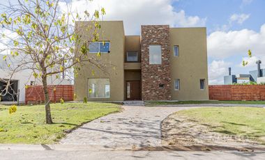 CASA EN VENTA- ALQUILER - LAGUNA- EN EL CANTON - MAROTO PROPIEDADES