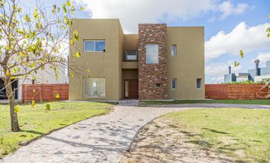 CASA EN VENTA- ALQUILER - LAGUNA- EN EL CANTON - MAROTO PROPIEDADES