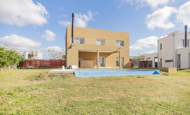 CASA EN VENTA- ALQUILER - LAGUNA- EN EL CANTON - MAROTO PROPIEDADES