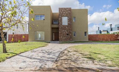CASA EN VENTA- ALQUILER - LAGUNA- EN EL CANTON - MAROTO PROPIEDADES