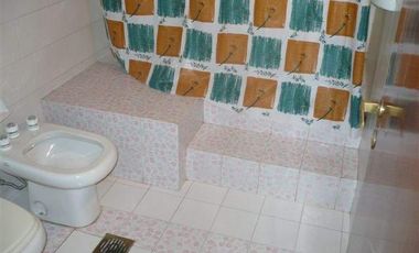 Casa en alquiler de tres dormitorios mas escritorio, en Urca.