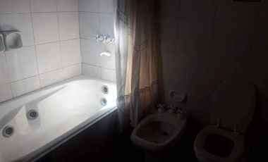 Casa en alquiler de tres dormitorios mas escritorio, en Urca.