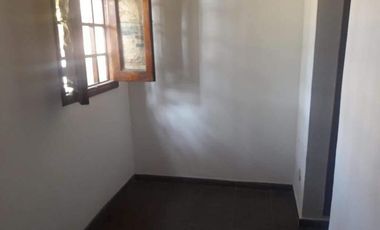 Casa en alquiler de tres dormitorios mas escritorio, en Urca.