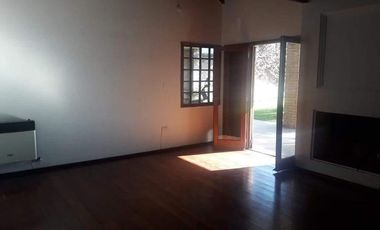 Casa en alquiler de tres dormitorios mas escritorio, en Urca.