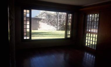 Casa en alquiler de tres dormitorios mas escritorio, en Urca.