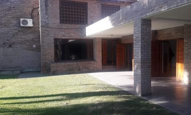 Casa en alquiler de tres dormitorios mas escritorio, en Urca.