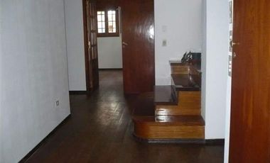 Casa en alquiler de tres dormitorios mas escritorio, en Urca.