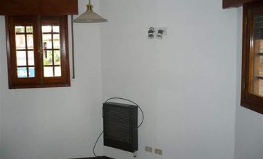 Casa en alquiler de tres dormitorios mas escritorio, en Urca.