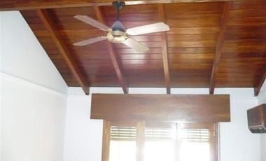 Casa en alquiler de tres dormitorios mas escritorio, en Urca.