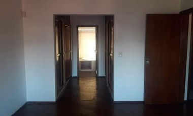 Casa en alquiler de tres dormitorios mas escritorio, en Urca.