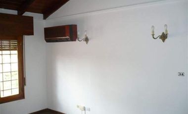 Casa en alquiler de tres dormitorios mas escritorio, en Urca.