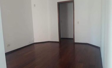 Casa en alquiler de tres dormitorios mas escritorio, en Urca.