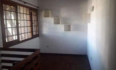 Casa en alquiler de tres dormitorios mas escritorio, en Urca.