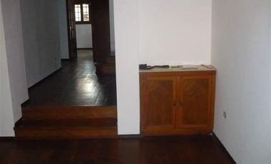Casa en alquiler de tres dormitorios mas escritorio, en Urca.