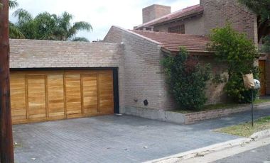 Casa en alquiler de tres dormitorios mas escritorio, en Urca.