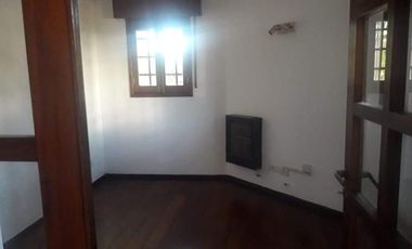 Casa en alquiler de tres dormitorios mas escritorio, en Urca.