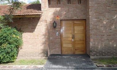 Casa en alquiler de tres dormitorios mas escritorio, en Urca.