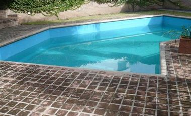 Casa en alquiler de tres dormitorios mas escritorio, en Urca.