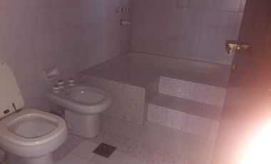 Casa en alquiler de tres dormitorios mas escritorio, en Urca.