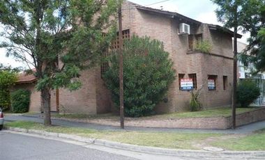 Casa en alquiler de tres dormitorios mas escritorio, en Urca.