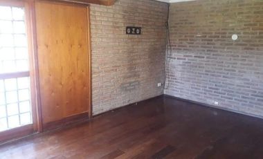 Casa en alquiler de tres dormitorios mas escritorio, en Urca.