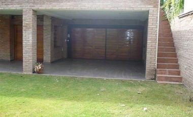 Casa en alquiler de tres dormitorios mas escritorio, en Urca.