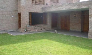 Casa en alquiler de tres dormitorios mas escritorio, en Urca.