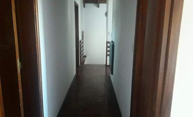 Casa en alquiler de tres dormitorios mas escritorio, en Urca.
