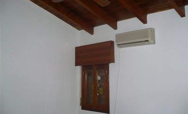 Casa en alquiler de tres dormitorios mas escritorio, en Urca.