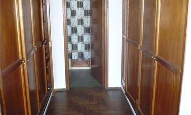 Casa en alquiler de tres dormitorios mas escritorio, en Urca.