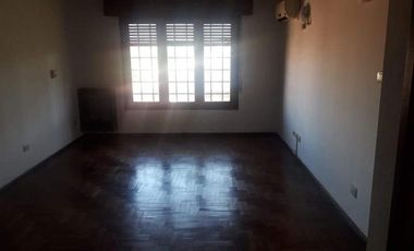 Casa en alquiler de tres dormitorios mas escritorio, en Urca.