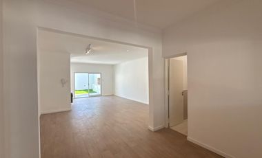 VENTA-CASA-SARGENTO CABRAL-DOS DORMITORIOS-PILETA