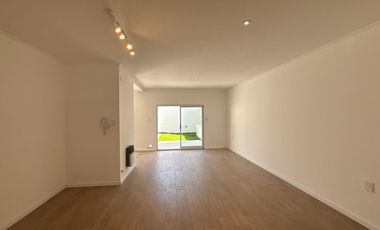 VENTA-CASA-SARGENTO CABRAL-DOS DORMITORIOS-PILETA