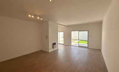 VENTA-CASA-SARGENTO CABRAL-DOS DORMITORIOS-PILETA