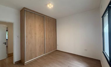 VENTA-CASA-MUY LUMINOSA-TRES DORMITORIOS-PILETA