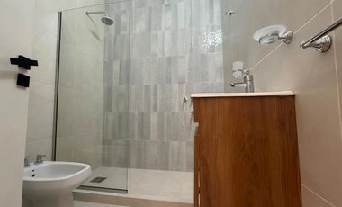 VENTA-CASA-MUY LUMINOSA-TRES DORMITORIOS-PILETA