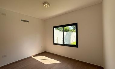 VENTA-CASA-MUY LUMINOSA-TRES DORMITORIOS-PILETA