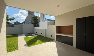 VENTA-CASA-MUY LUMINOSA-TRES DORMITORIOS-PILETA