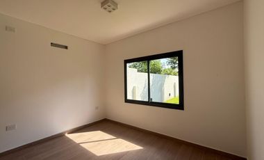 VENTA-CASA-MUY LUMINOSA-TRES DORMITORIOS-PILETA
