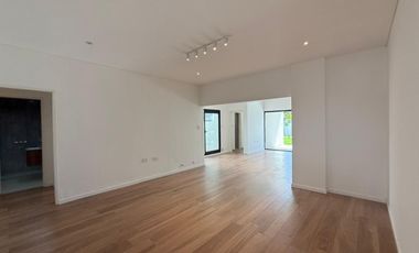 VENTA-CASA-MUY LUMINOSA-TRES DORMITORIOS-PILETA