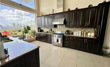 SE VENDE CASA ALTOS DE SANTA MARIA DE 6 NIVELES CON PISCINA Y TERRAZA