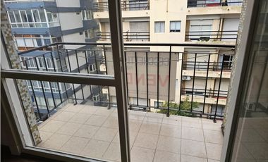VENTA – 2 AMBIENTES AL FRENTE CON BALCÓN SALIENTE