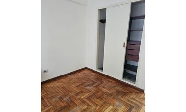 VENTA – 2 AMBIENTES AL FRENTE CON BALCÓN SALIENTE