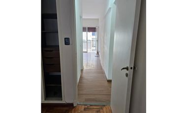 VENTA – 2 AMBIENTES AL FRENTE CON BALCÓN SALIENTE