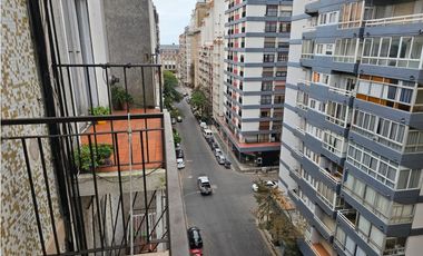 VENTA – 2 AMBIENTES AL FRENTE CON BALCÓN SALIENTE